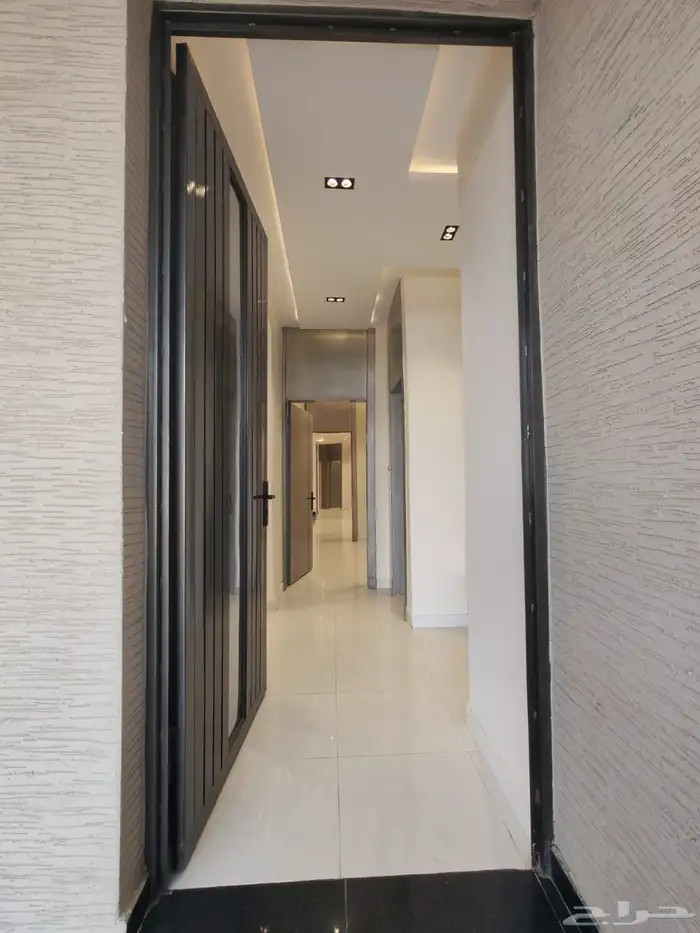 للبيع شقه ارضي بموقع ممتاز باقرب من الخدمات حي المعارض 7