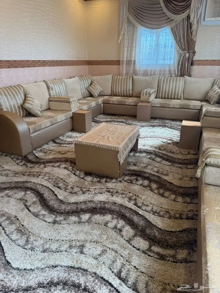 كنب نظيف جدا مع ملحقاته للبيع 4