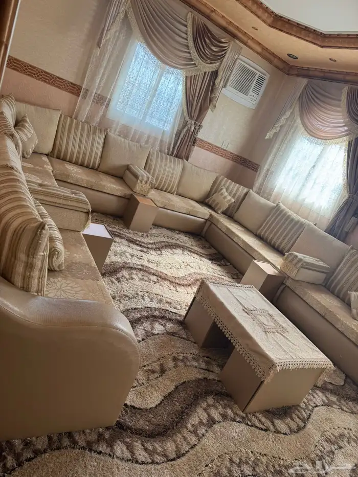 كنب نظيف جدا مع ملحقاته للبيع 2