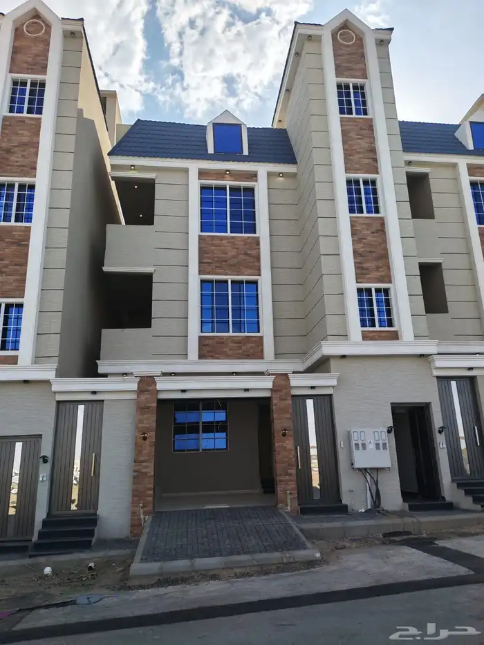 للبيع شقه ارضي بموقع ممتاز باقرب من الخدمات حي المعارض 3