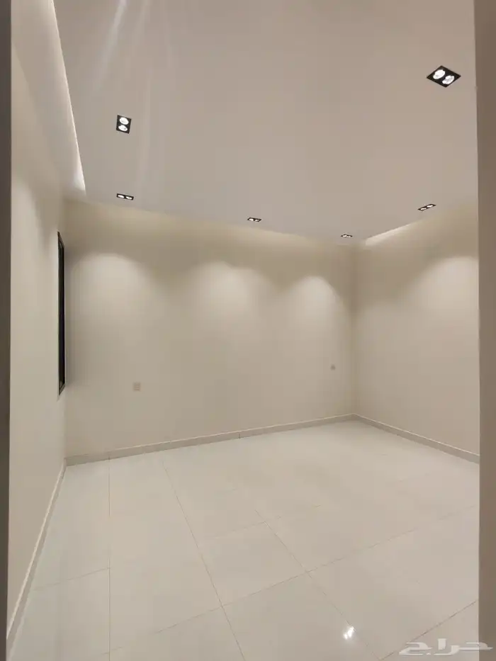 للبيع شقه ارضي بموقع ممتاز باقرب من الخدمات حي المعارض 21