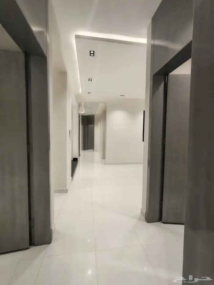 للبيع شقه ارضي بموقع ممتاز باقرب من الخدمات حي المعارض 11