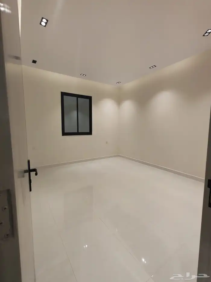 للبيع شقه ارضي بموقع ممتاز باقرب من الخدمات حي المعارض 20