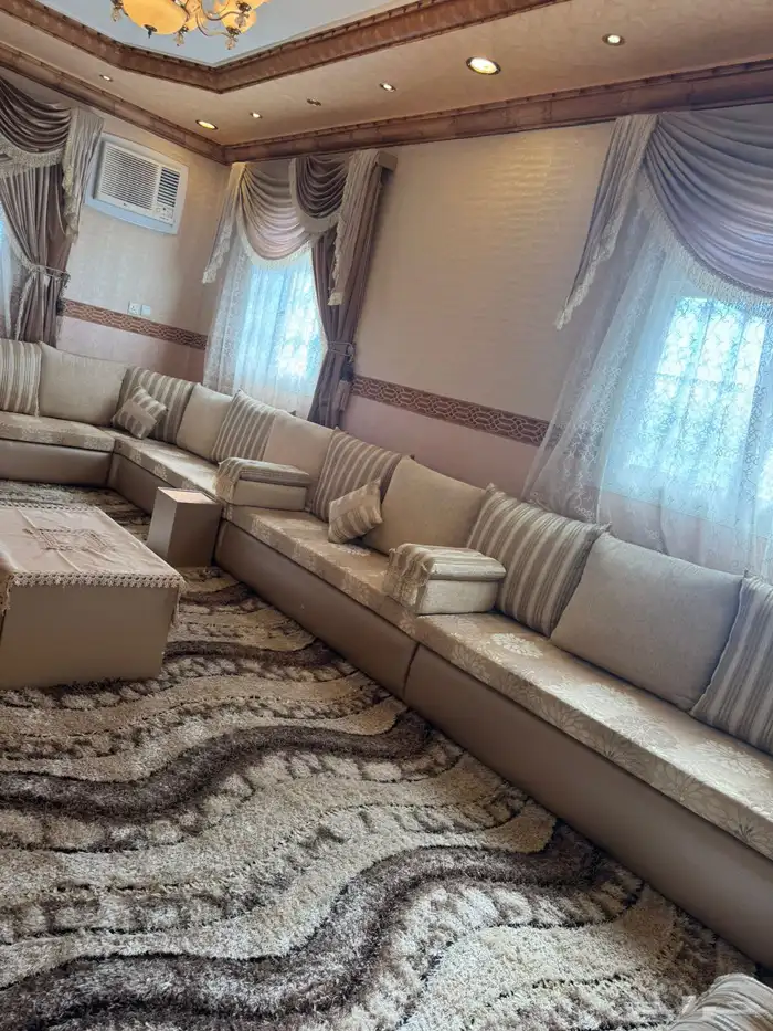 كنب نظيف جدا مع ملحقاته للبيع 0