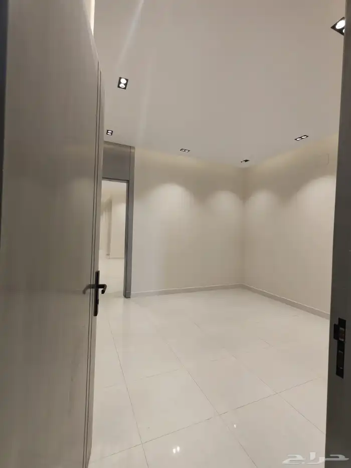 للبيع شقه ارضي بموقع ممتاز باقرب من الخدمات حي المعارض 10