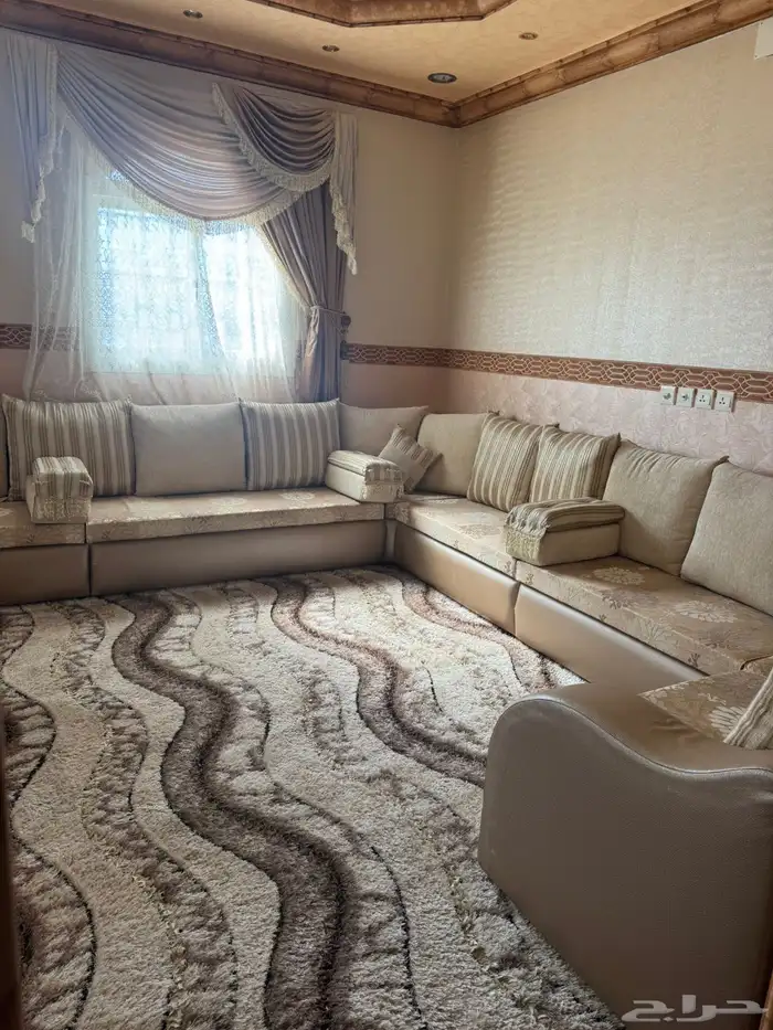 كنب نظيف جدا مع ملحقاته للبيع 6