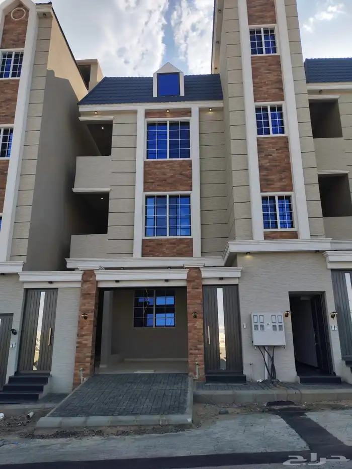 للبيع شقه ارضي بموقع ممتاز باقرب من الخدمات حي المعارض 2