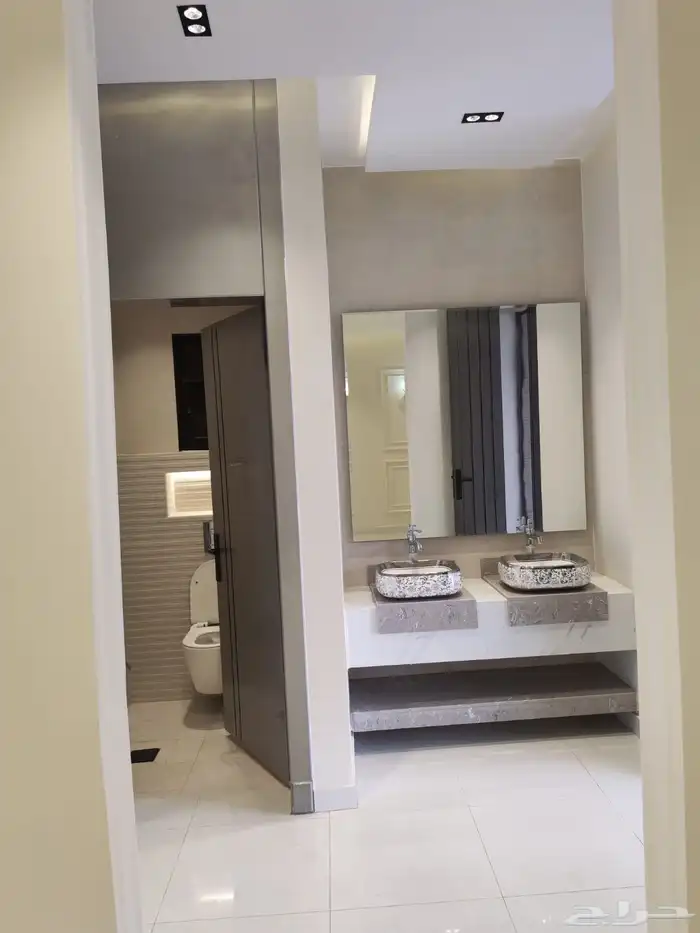 للبيع شقه ارضي بموقع ممتاز باقرب من الخدمات حي المعارض 12