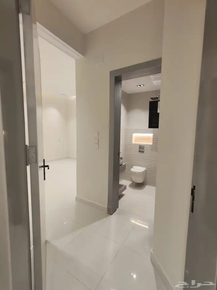 للبيع شقه ارضي بموقع ممتاز باقرب من الخدمات حي المعارض 17