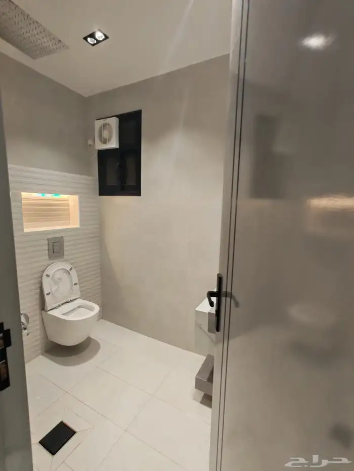 للبيع شقه ارضي بموقع ممتاز باقرب من الخدمات حي المعارض 19