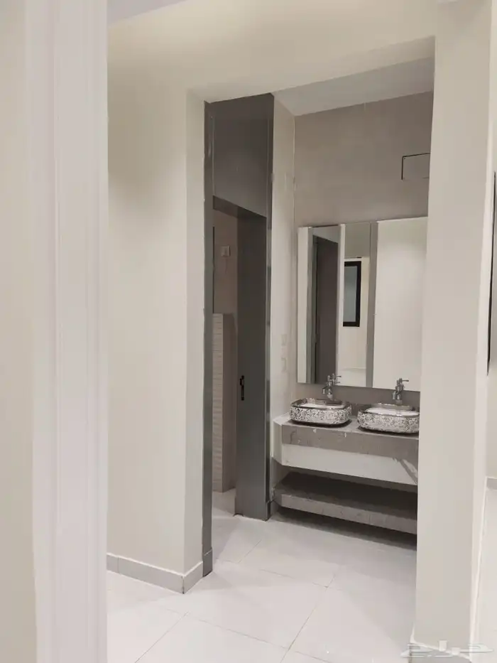 للبيع شقه ارضي بموقع ممتاز باقرب من الخدمات حي المعارض 15