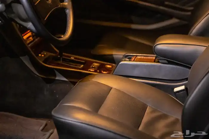 للبيع مرسيدس كوبيه 560 33