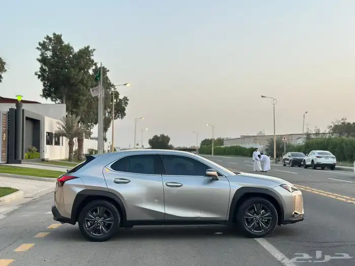 لكزس UX200 2021 5