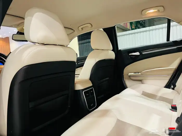 كرايزلر 2018 C300 V8 (بحالة ممتازة) 8