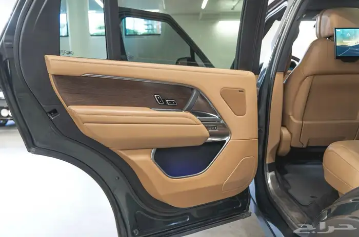 رنج روفر P530 2023 لون مميز 12