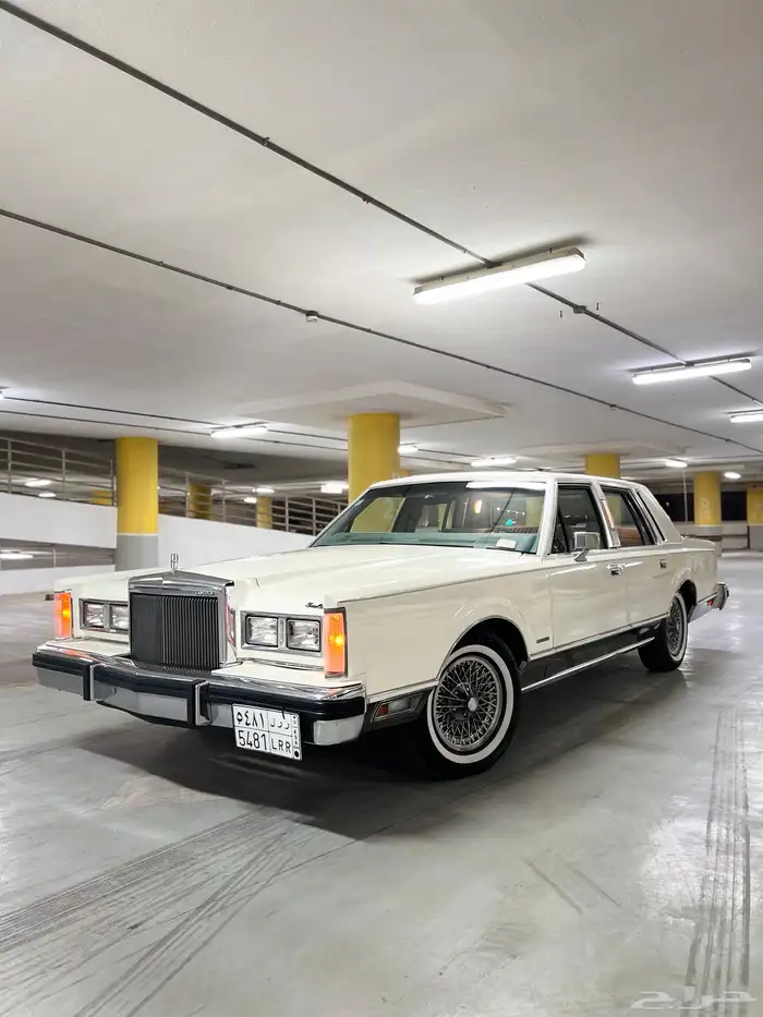 لينكون تاون كار 1983 مخزن كلاسيك سعودي وكالة ( تم البيع ) . 0