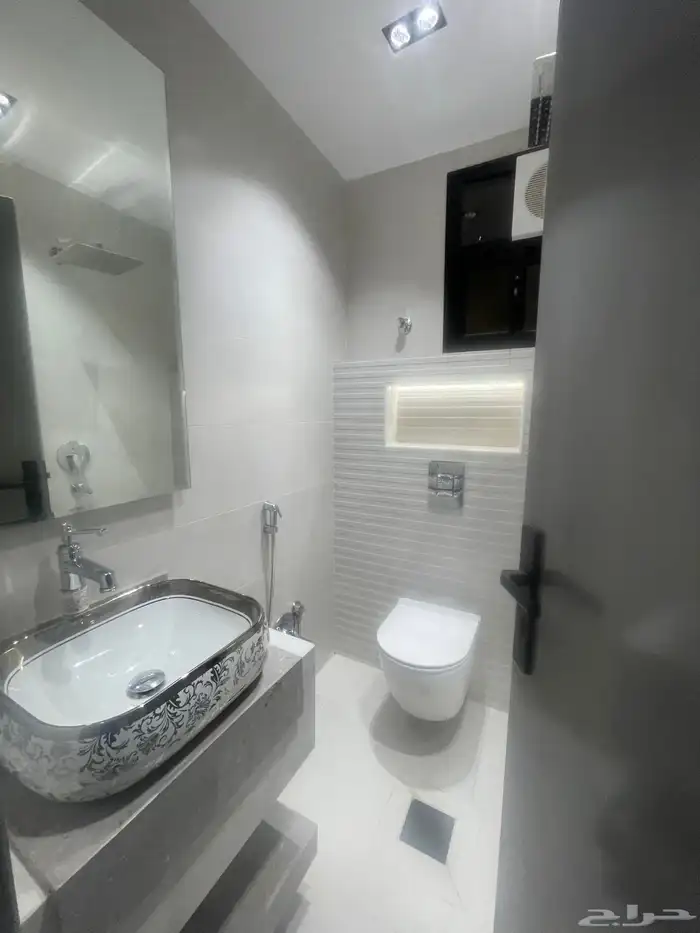 للبيع ادوار ارضيه وشقق علويه طريق ابها الخميس بحى المعارض 33