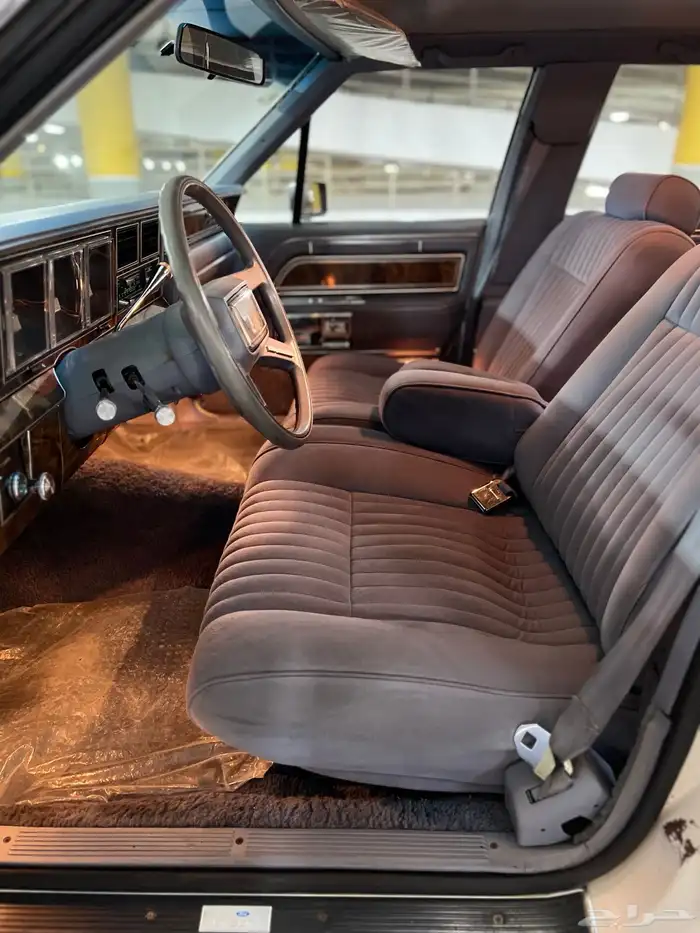 لينكون تاون كار 1983 مخزن كلاسيك سعودي وكالة ( تم البيع ) . 35