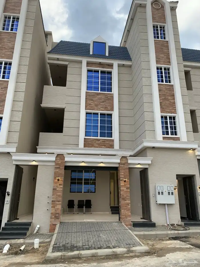 للبيع شقه ارضي بموقع ممتاز باقرب من الخدمات حي المعارض 1