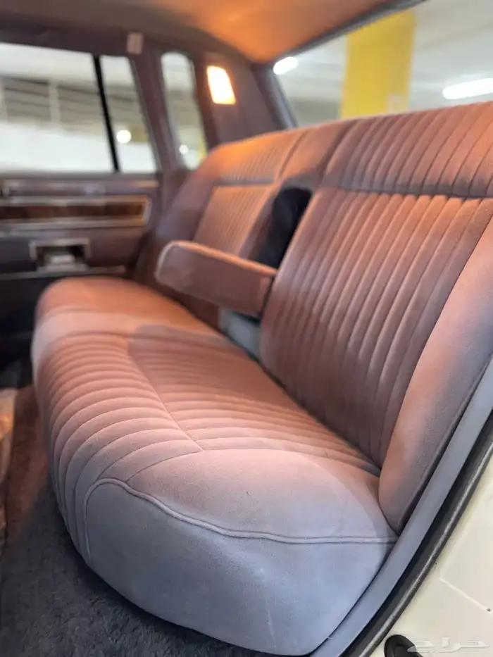 لينكون تاون كار 1983 مخزن كلاسيك سعودي وكالة ( تم البيع ) . 40