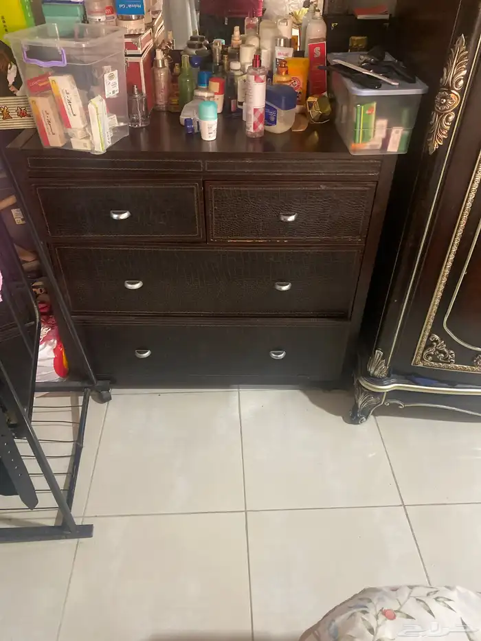 غرفة نوم سريرين مع جميع أغراضها وعدد اثنين كنب مفرد 4