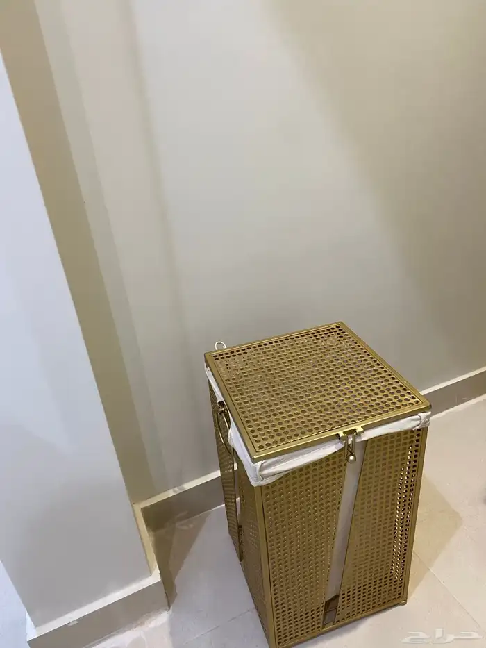 سلة غسيل لون ذهبي حديد استعمال خفيف ونظيف 1