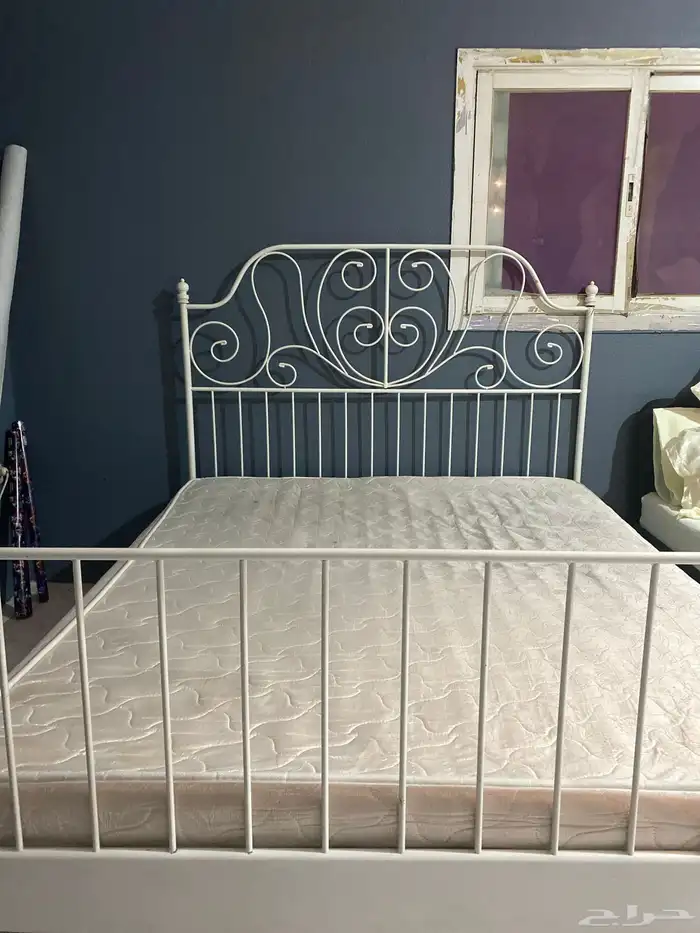 سرير للبيع مع مفرش 1