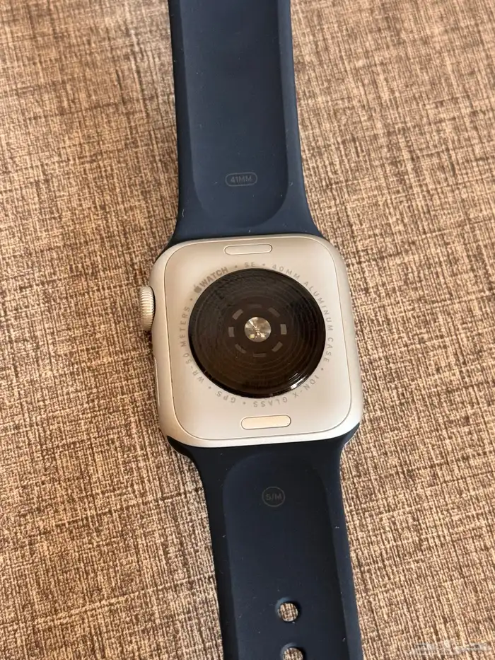 ساعة أبل se 6