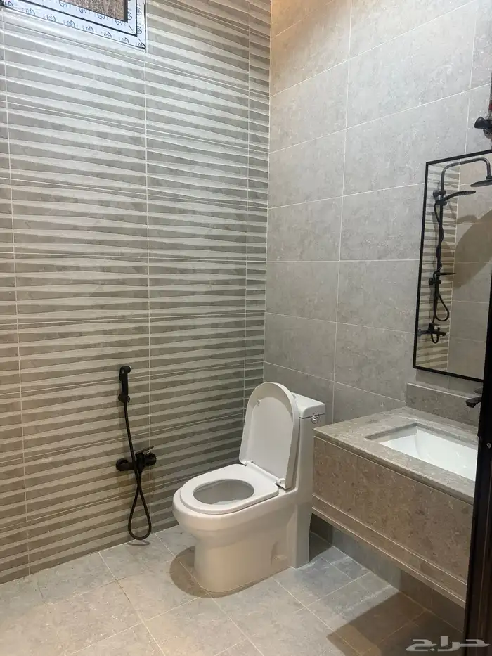 فيلا مع شقه للبيع شرق الاسكان 5