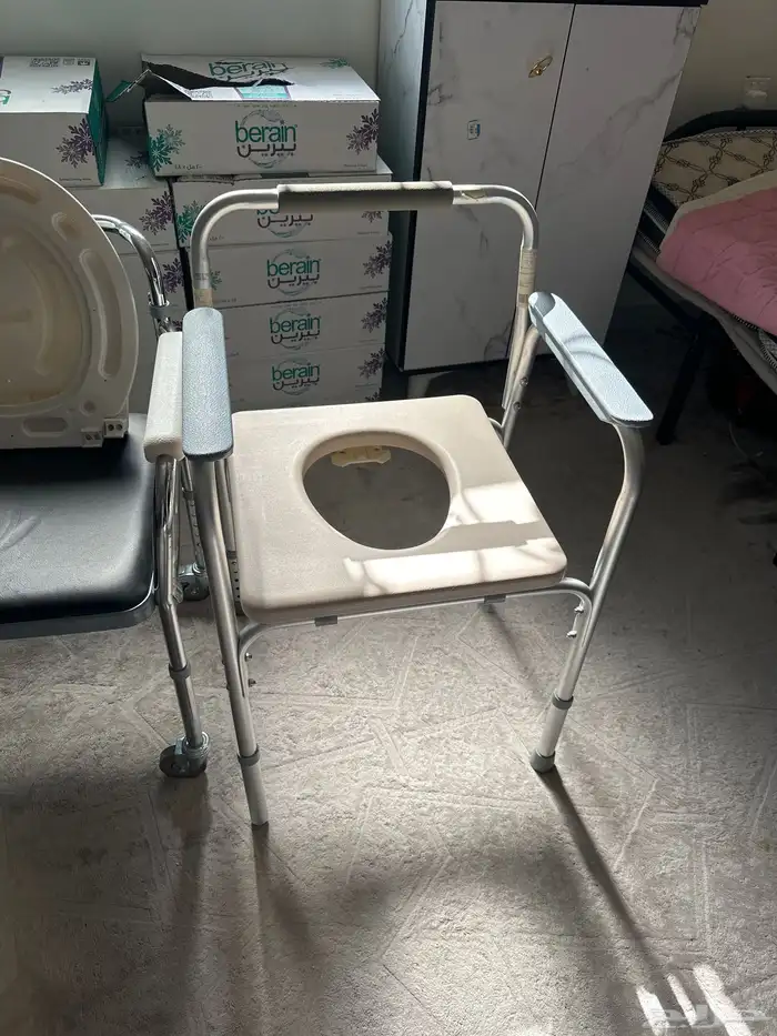 كرسي حمام لكبار السن بدون مقابل 0