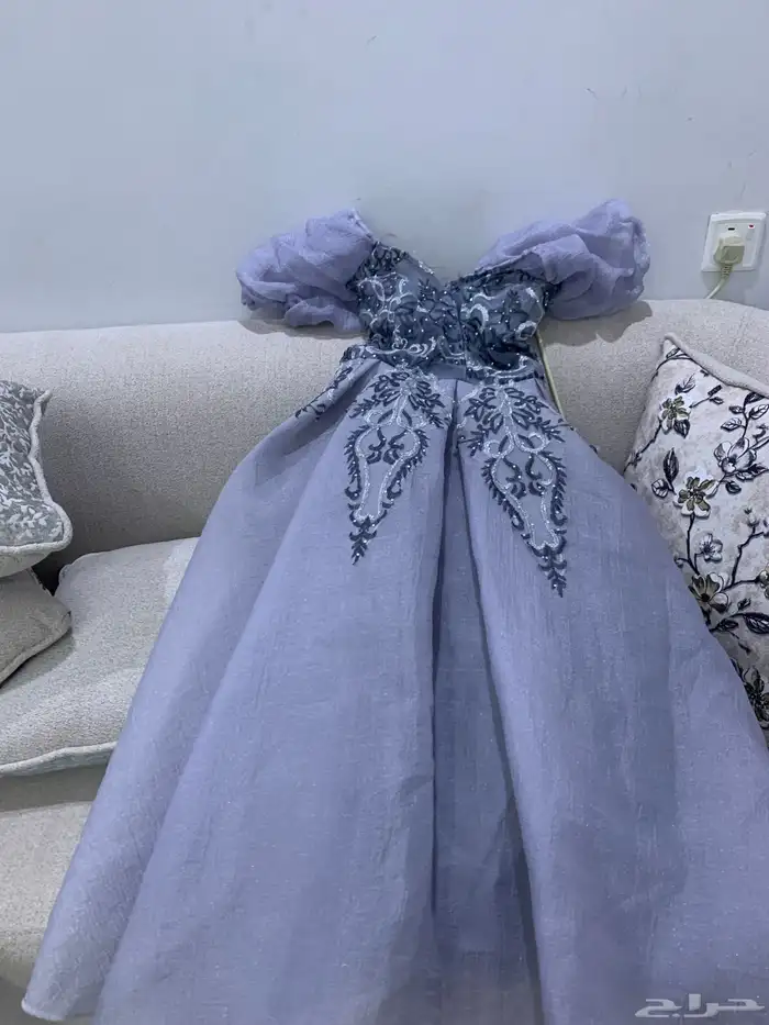 فستان للبيع انلبس مره وحده 0