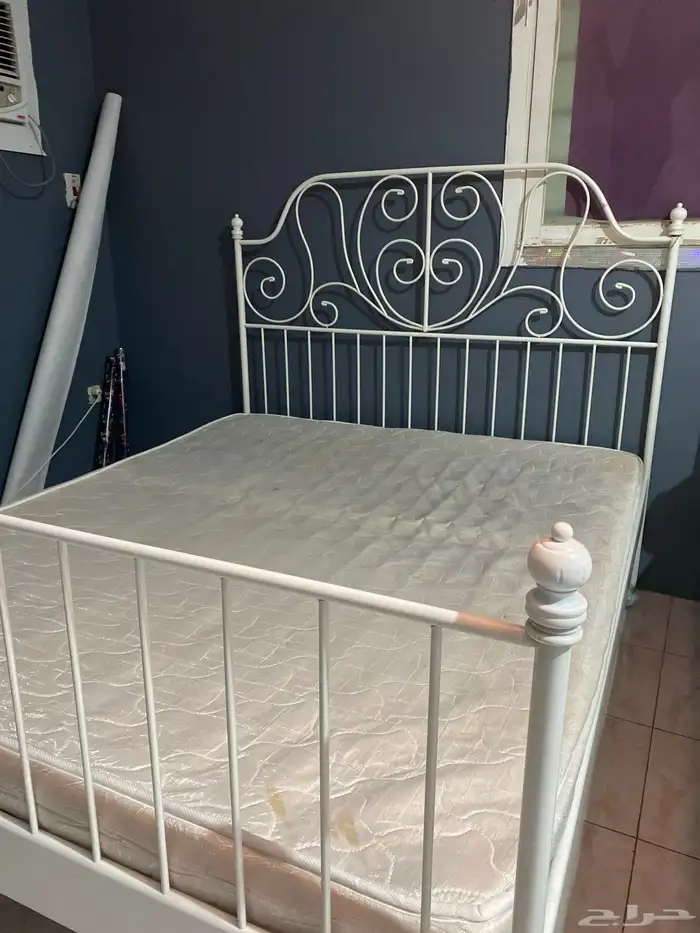 سرير للبيع مع مفرش 0
