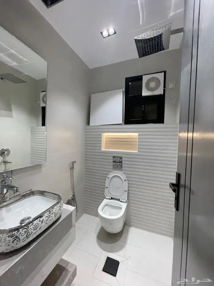 للبيع ادوار ارضيه وشقق علويه طريق ابها الخميس بحى المعارض 18