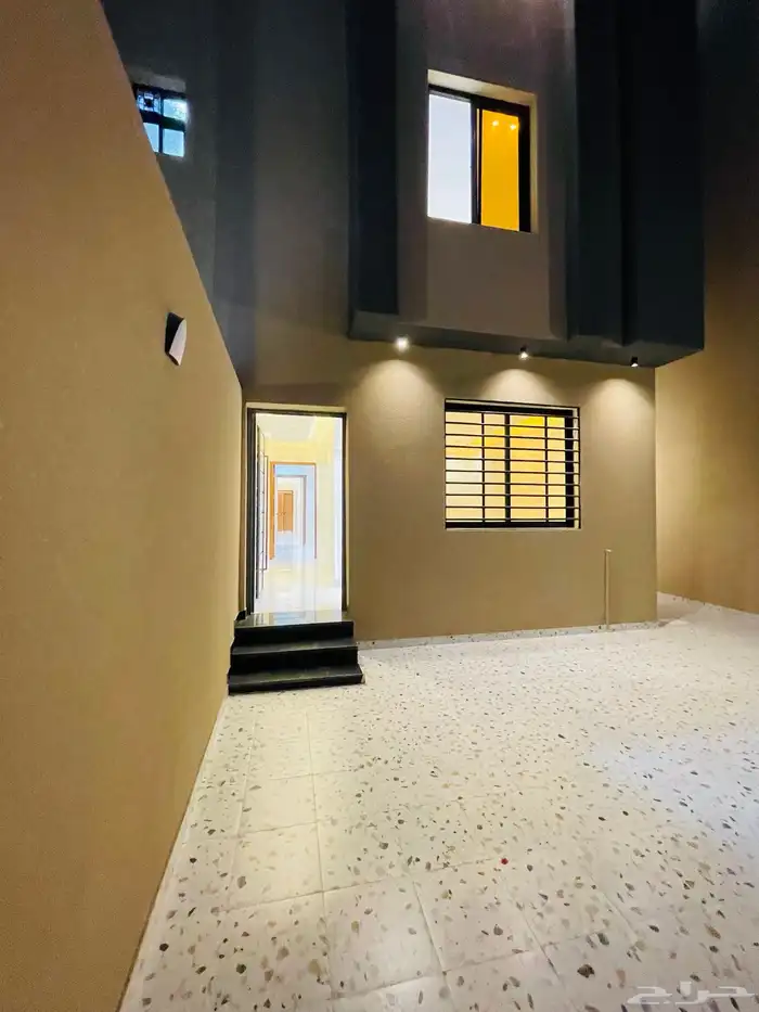 للبيع ادوار ارضي بحوش مدخل سيارة من 550 الف شمال الخميس 1