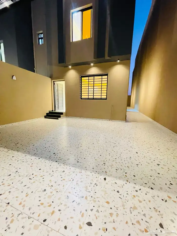 للبيع ادوار ارضي بحوش مدخل سيارة من 550 الف شمال الخميس 0