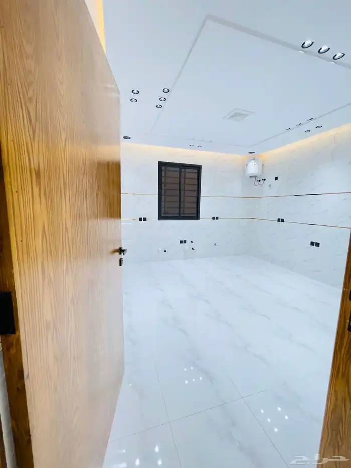 للبيع شقق تمليك علوي مع سطح موقع متميز جدا وسط الخدمات 12