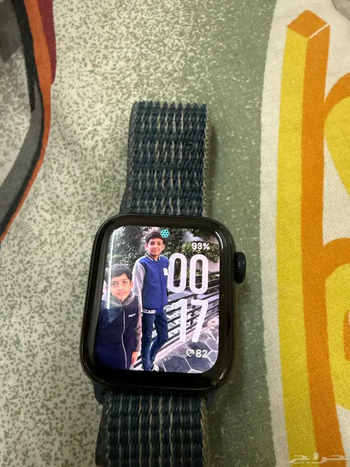 ساعة ابلwe نظيف جدا  استخدام خفيف بطارية 100 0