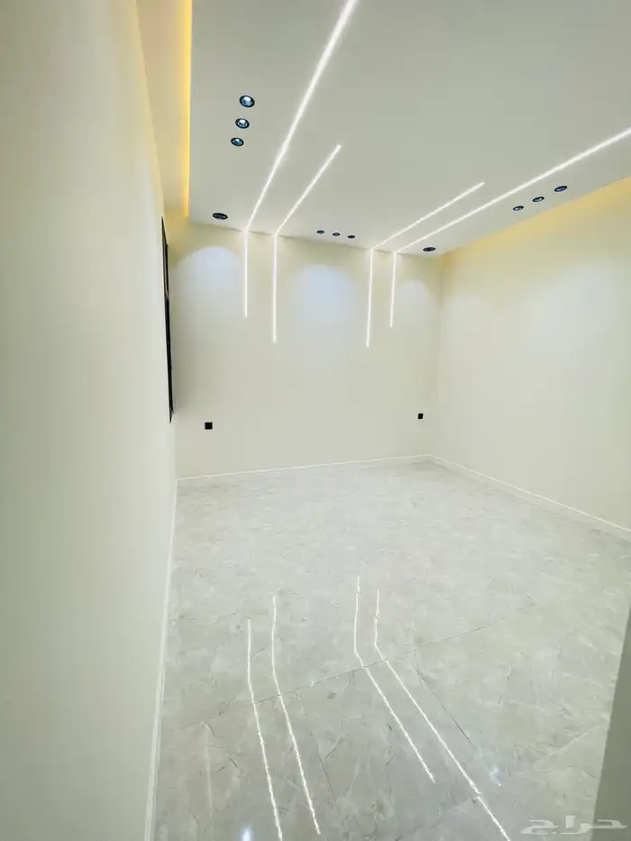 للبيع شقق تمليك علوي مع سطح موقع متميز جدا وسط الخدمات 17