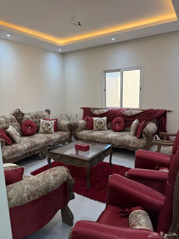 كنب نظيف مع طاولاته و الستارة و السجاد للبيع 800 1