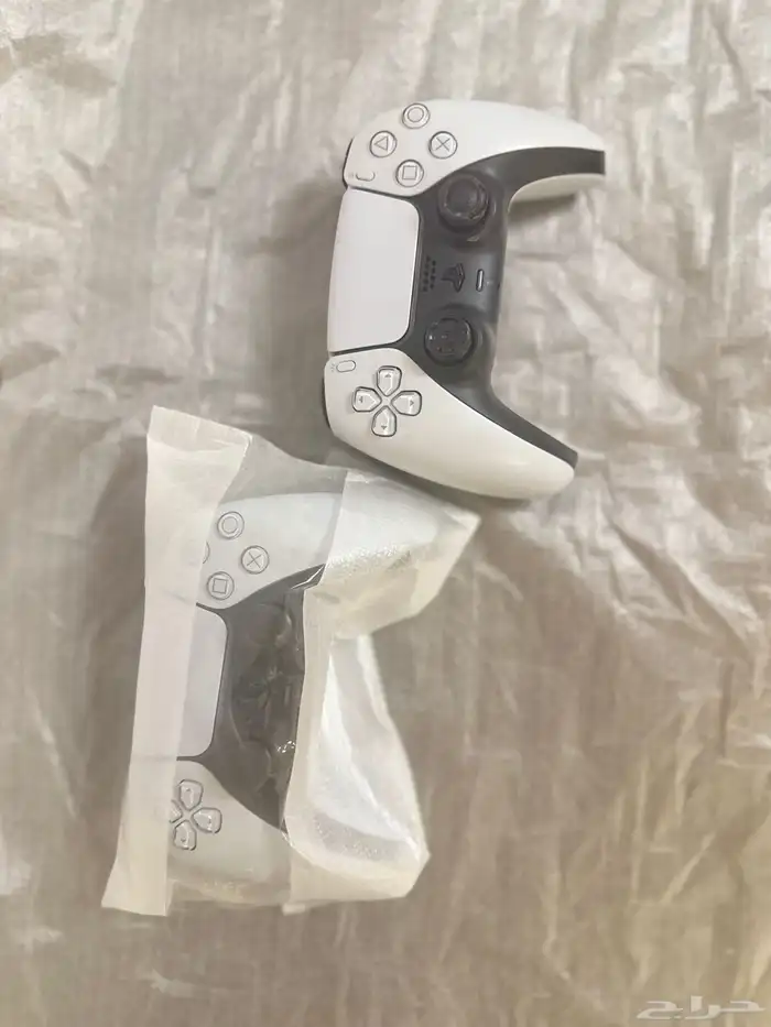 بلاستيشن 5 مع ذاكرة تخزين 1 تيرا ( معها 2 يد تحكم ) 0