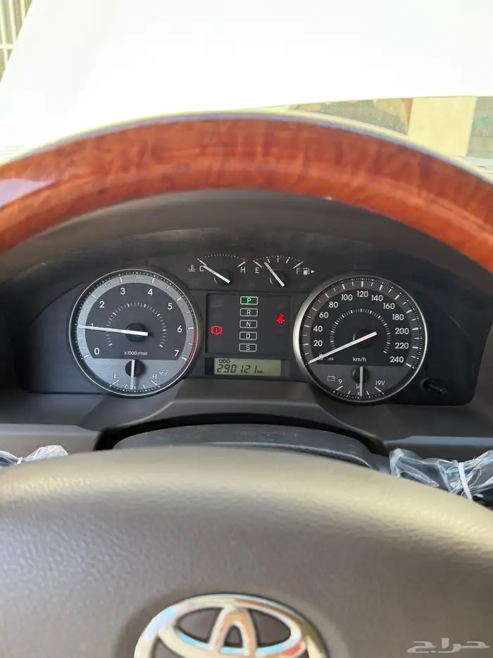 صالون لاندكروزر GXR 2014 11