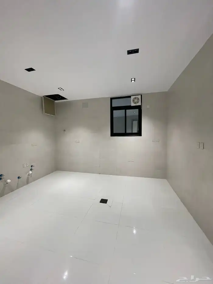 للبيع ادوار ارضيه وشقق علويه طريق ابها الخميس بحى المعارض 8