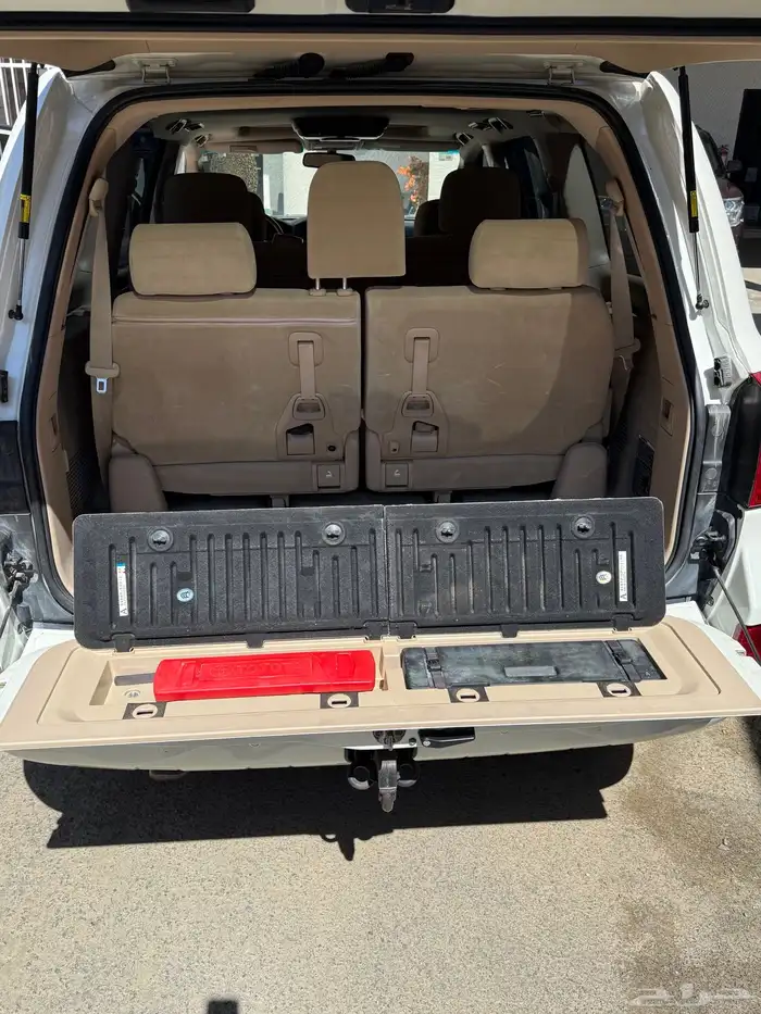 صالون لاندكروزر GXR 2014 9