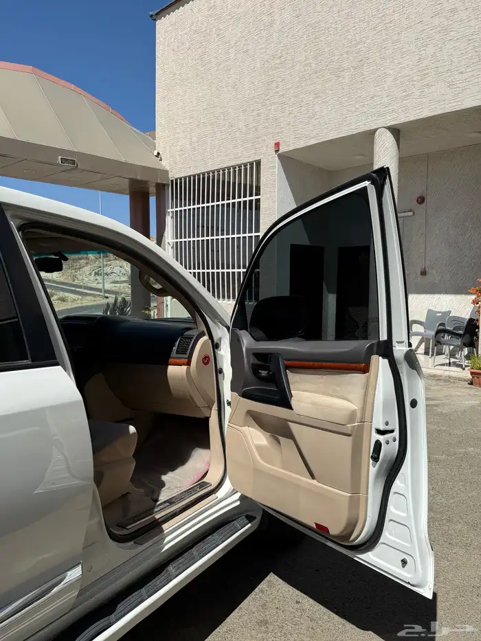 صالون لاندكروزر GXR 2014 25