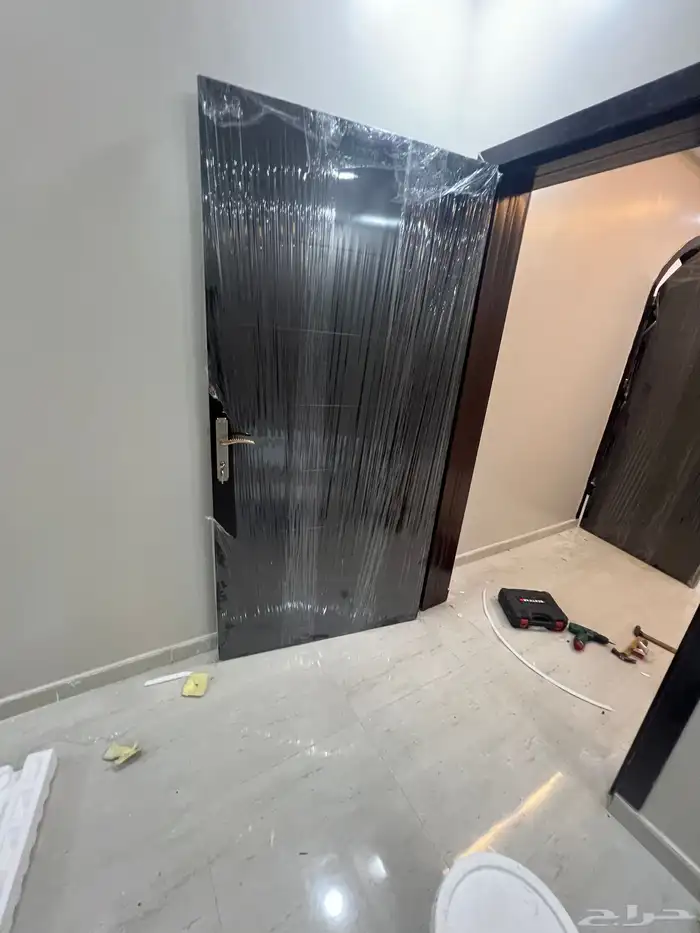 نجار تركيب غرفه نوم و ابواب خشب و بويا وتركيب دوليب 1