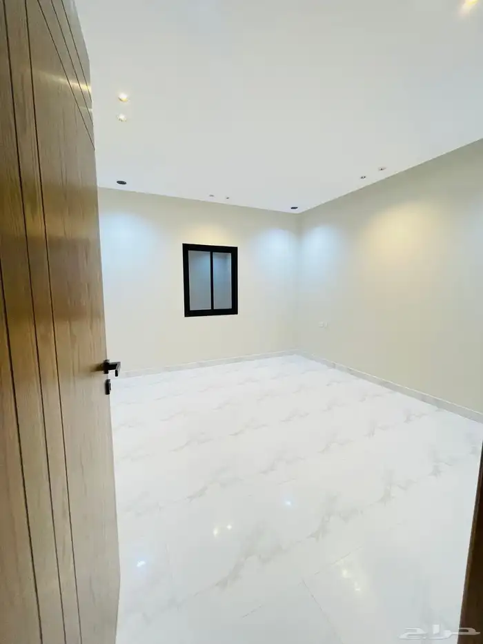 للبيع ادوار ارضي بحوش مدخل سيارة من 550 الف شمال الخميس 13