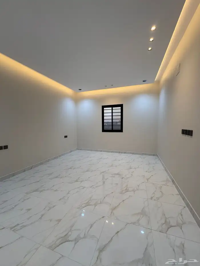 للبيع روف علوى بمدخل سياره مساحه كبيره بالخميس 14