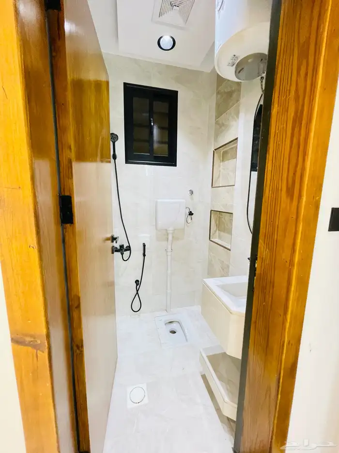 للبيع شقق تمليك علوي مع سطح موقع متميز جدا وسط الخدمات 16