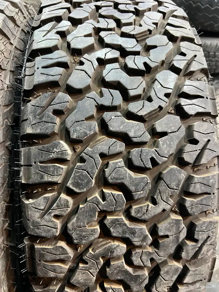 كفرات حجرية تاريخ 2025 مقاس 285 70 17 شبه الجديد عددهم 4 11