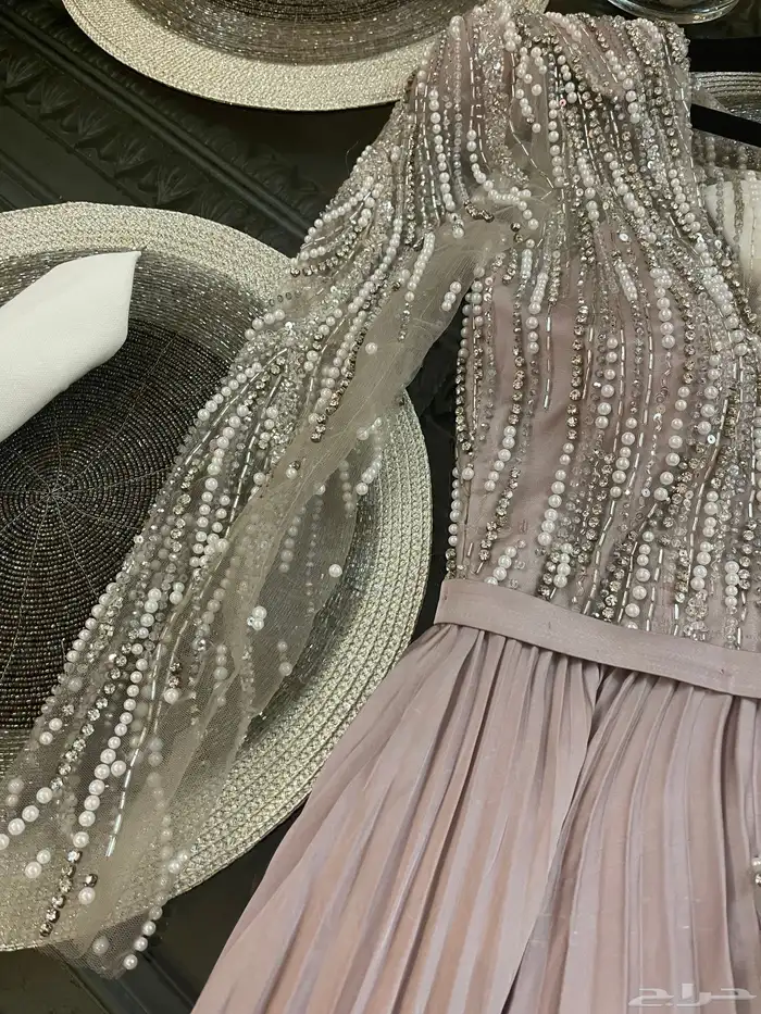 فستان باللون النود 0